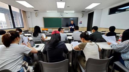 中心召開新學(xué)期研究生就業(yè)工作指導(dǎo)會(huì)，深化精準(zhǔn)服務(wù)，拓寬高級(jí)尋聘渠道